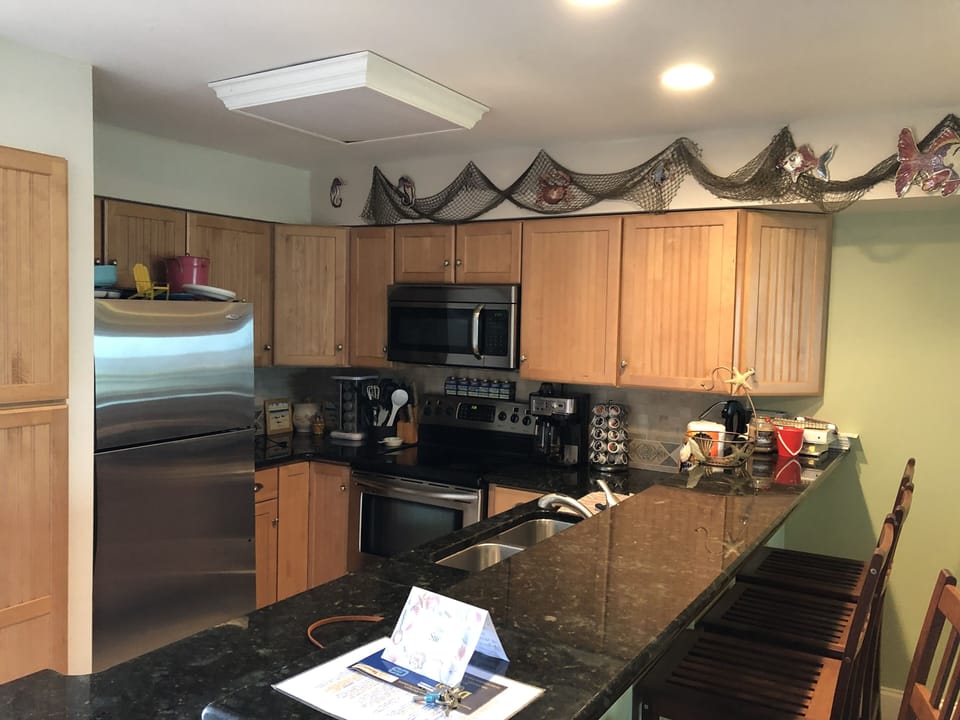 Stocked kitchen, stove with air fryer option & ice/water dispensing fridge