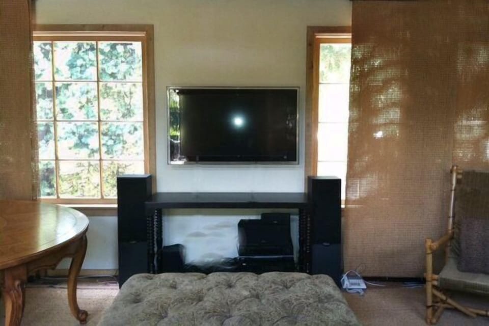 Full digital flatscreen television with cable.