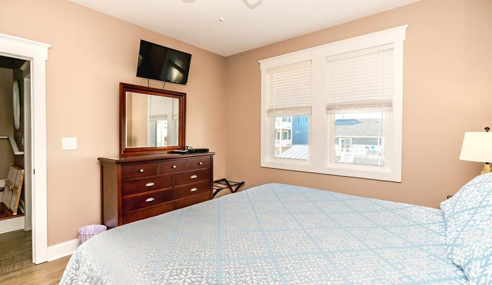 1st Floor Streetside King Bedroom II
