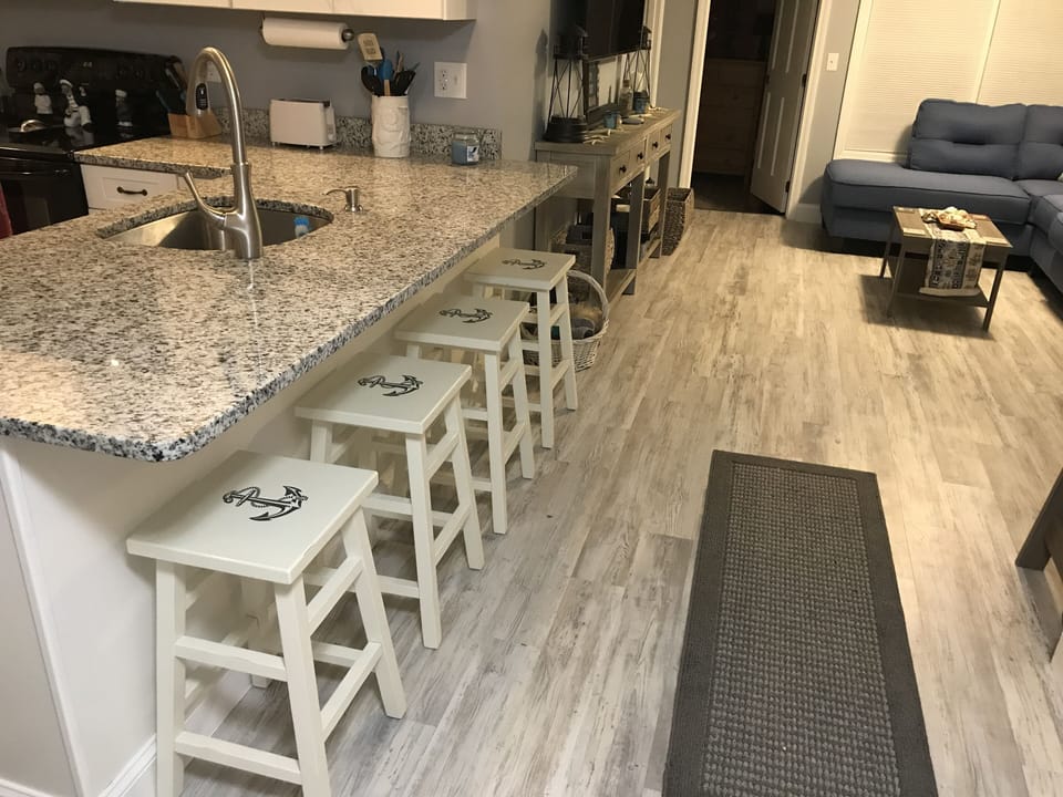 4 bar stools for eating
