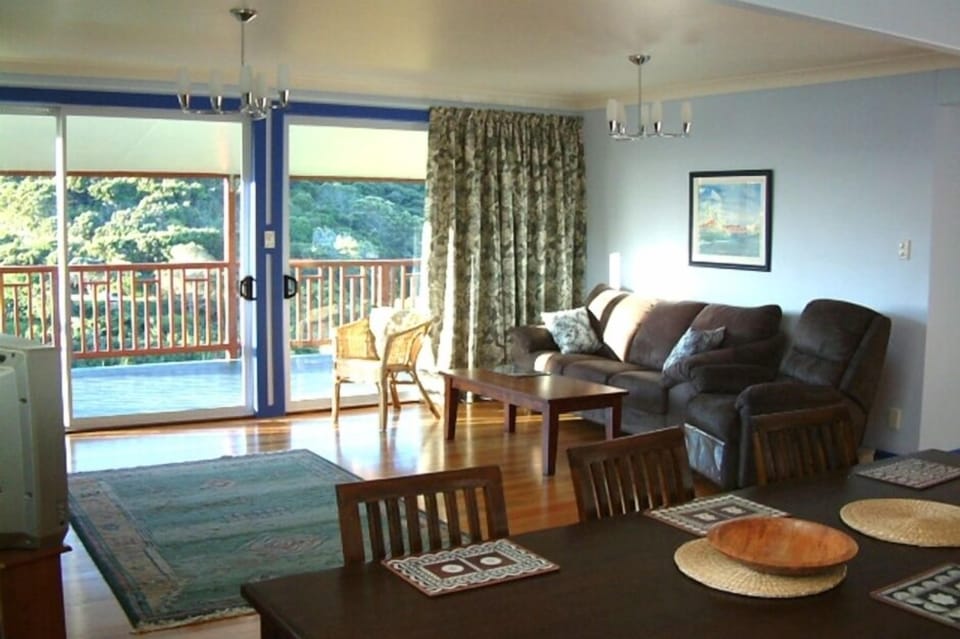 Upper Dining, Lounge, Deck