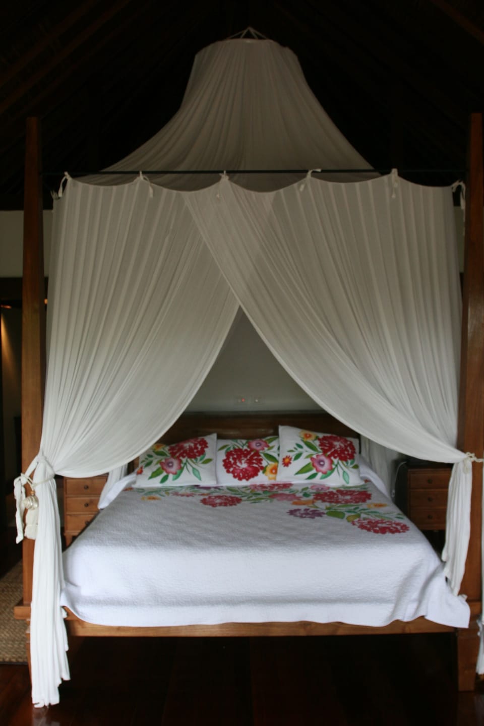 Canopy bed - Bedroom #2
