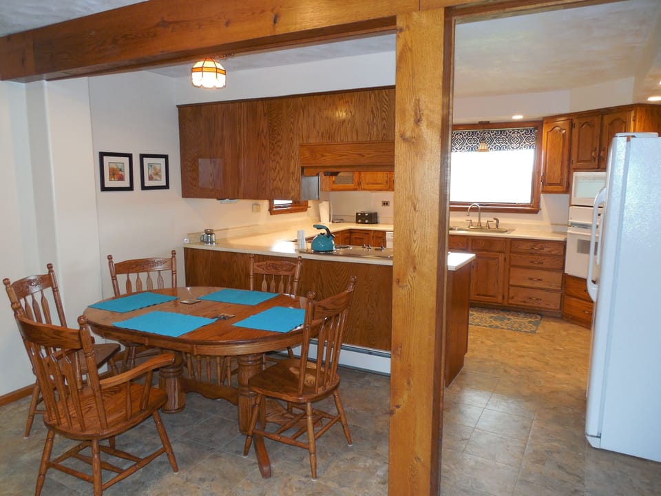 Breakfast Area, seats up to 6