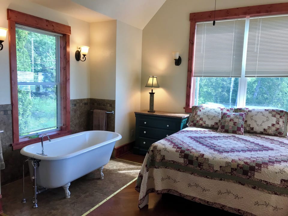 Clawfoot Soaking Tub
Plush queen bed versus clawfoot soaking tub. There is nothing more important than a good night's sleep. Imagine soaking in a hot tub with bath salts after an invigorating day hiking.