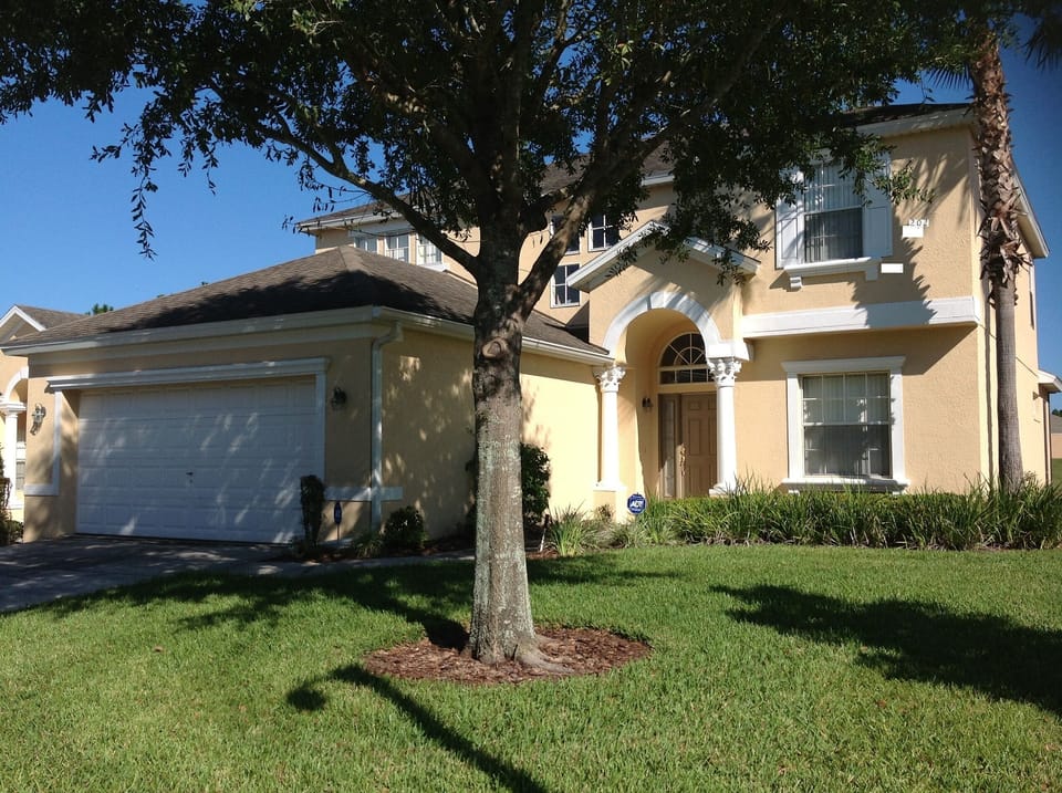 Front view of the villa.