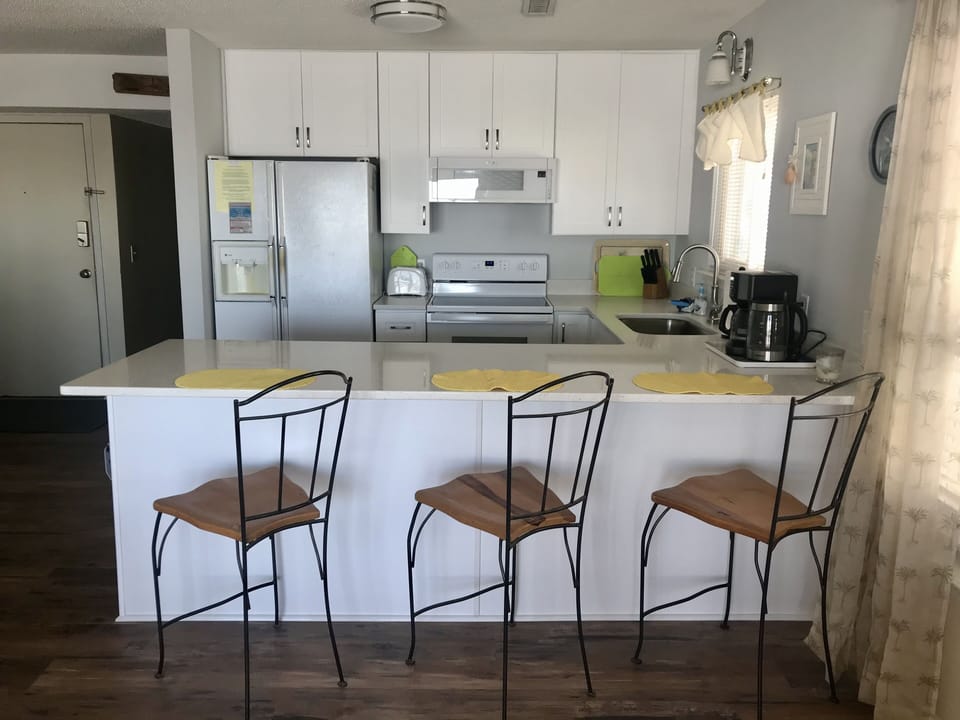 Brand New Remodeled Kitchen, with new appliances (full size smooth top stove)