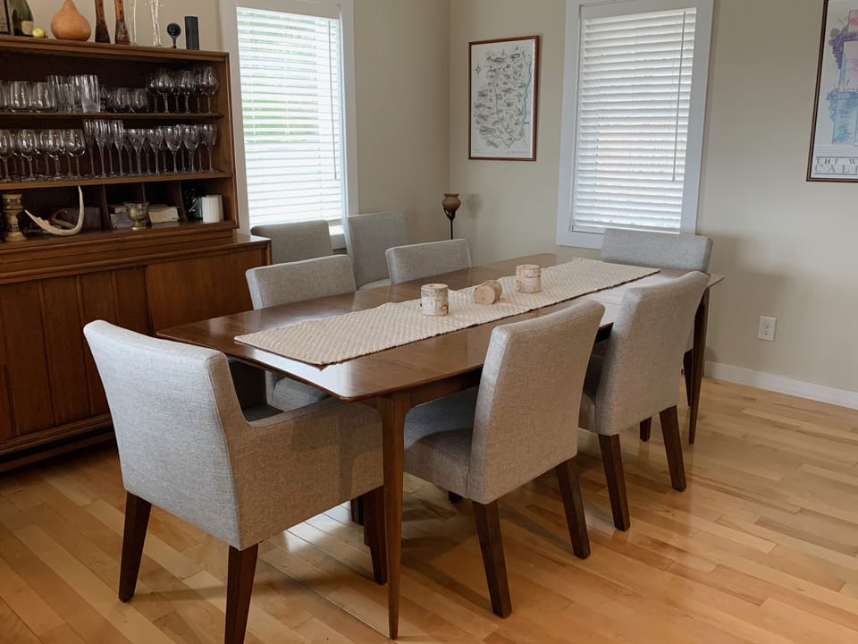 Dining room with mid century modern furnishings and (extended) seating for 8-10