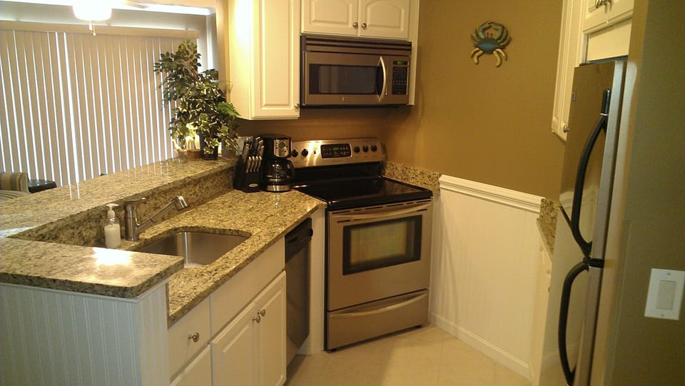 Kitchen Area w/ Granite Counter Tops & Stainless Steel Appliances