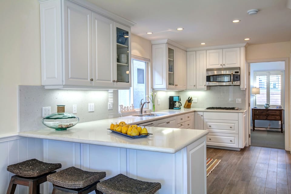 Modern fully equipped kitchen with bar and 3 counter stools
