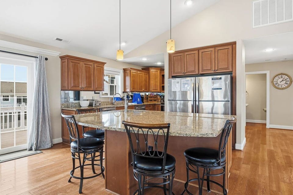 Top-Level Kitchen with Bar (seats 6)