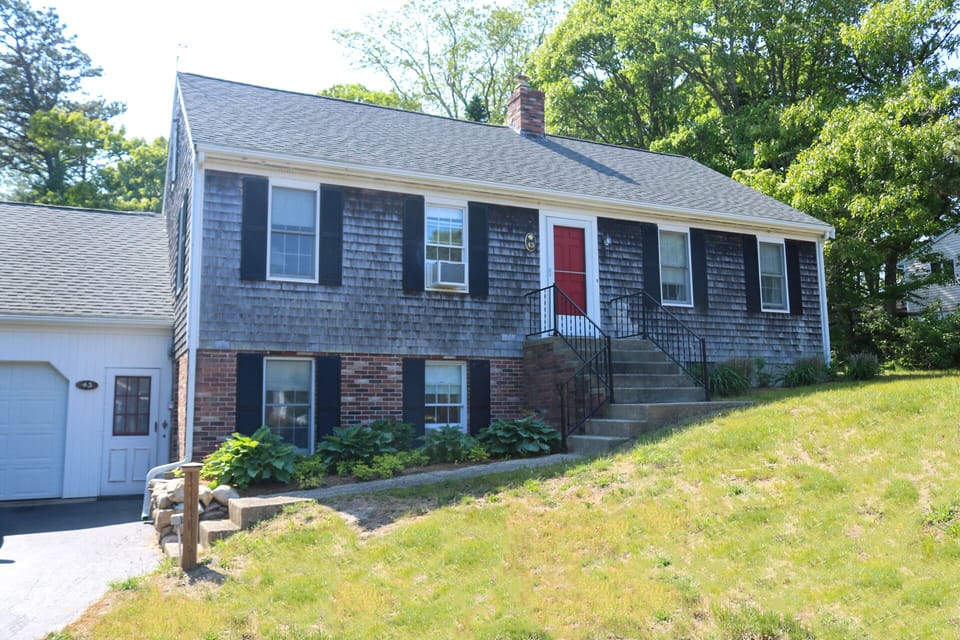 Located on quiet cul-de-sac street