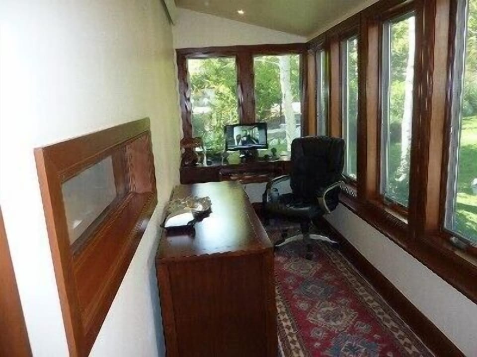 Sun Filled Office off the Kitchen. High Speed WI-Fi Throughout the Town House