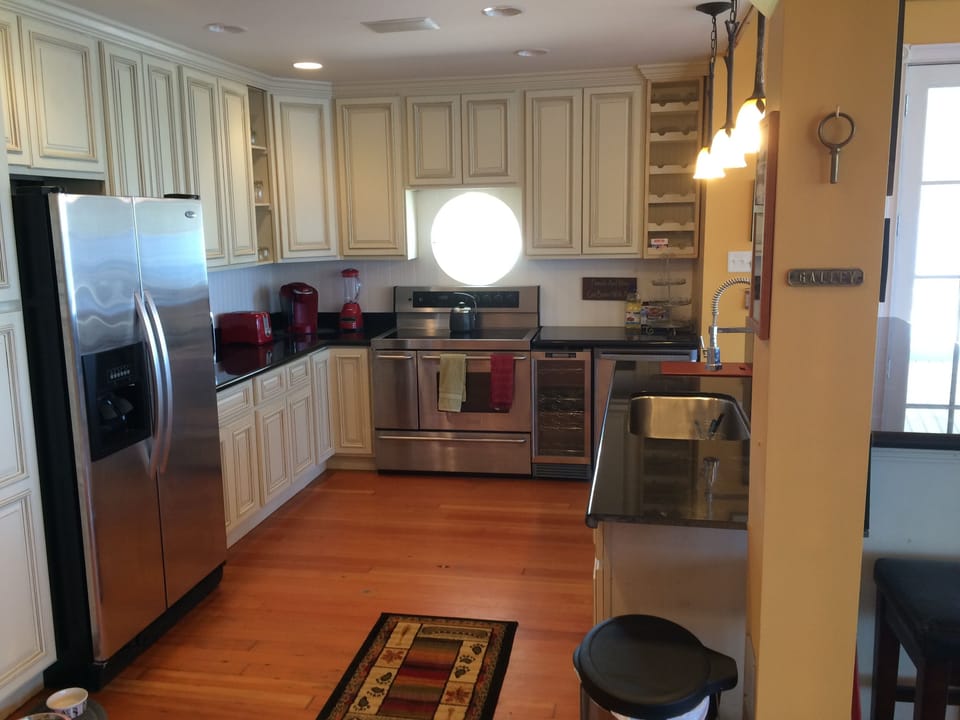 Kitchen (aka The Galley) with porthole overlooking the lake. 