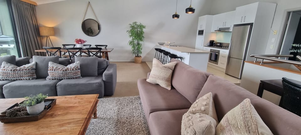 Stockyards 2, Jindabyne - Spacious Lounge, Dining & Kitchen area
