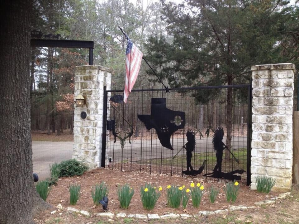 Hunter Style Lodge located on a bass Mecca lake with country views. Cabin in Texas