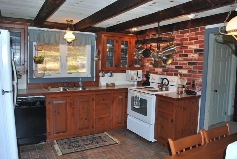 Fully equipped country kitchen with dishwasher and breakfast table