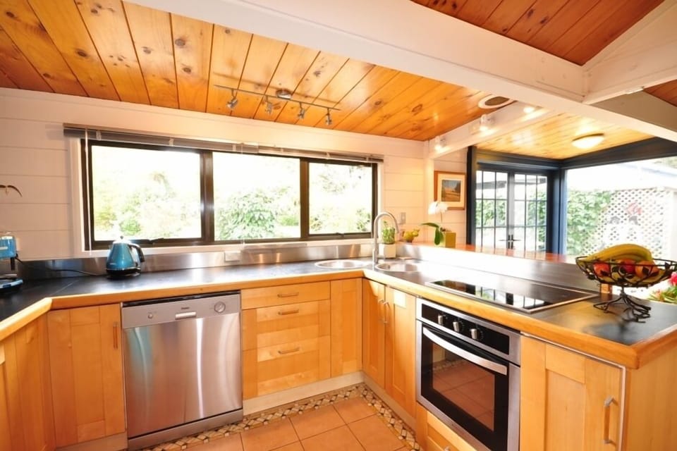 Modern, Spacious Kitchen