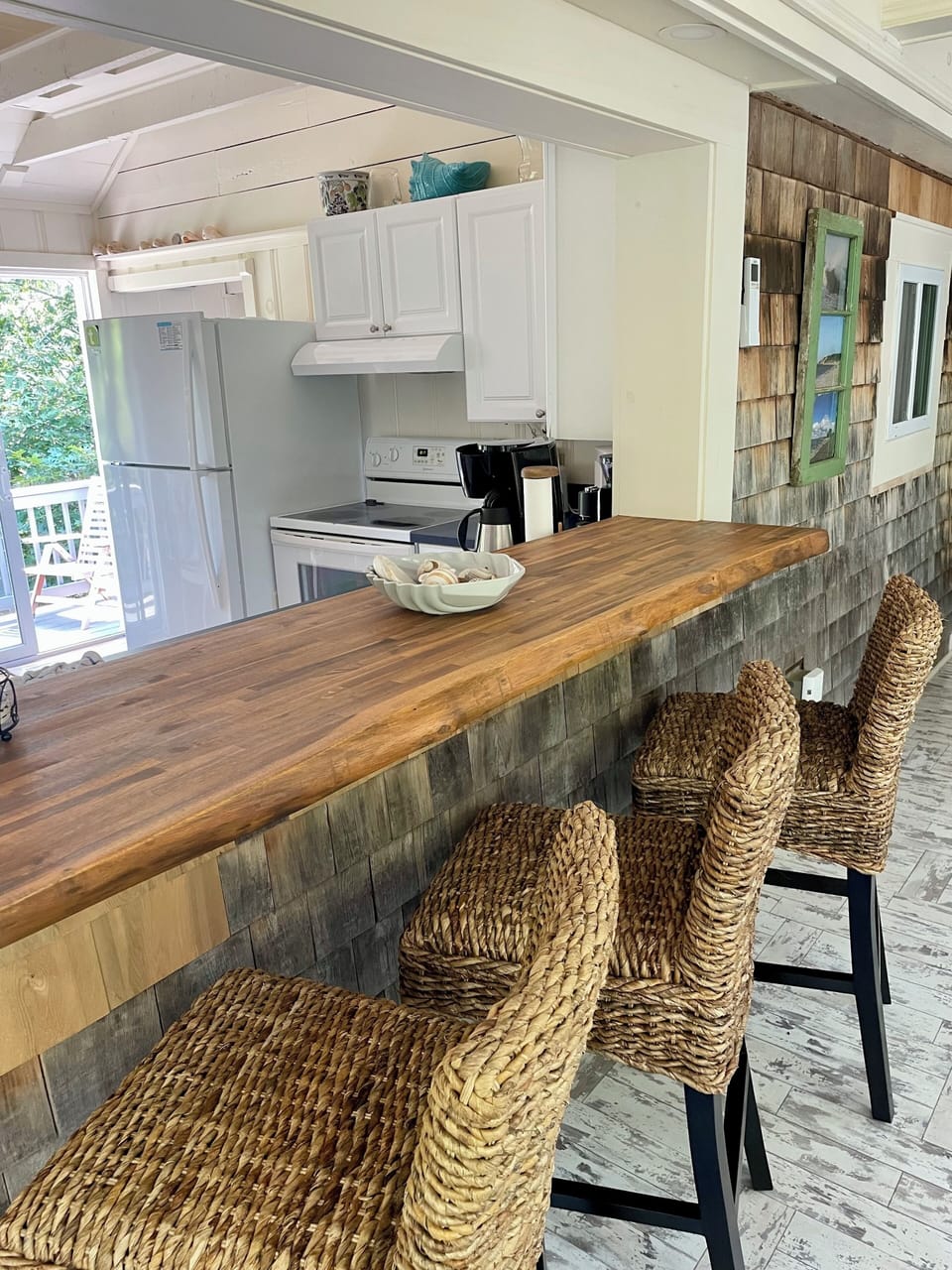 Open bar into kitchen