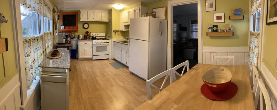 Full size kitchen, new stove, large frig
