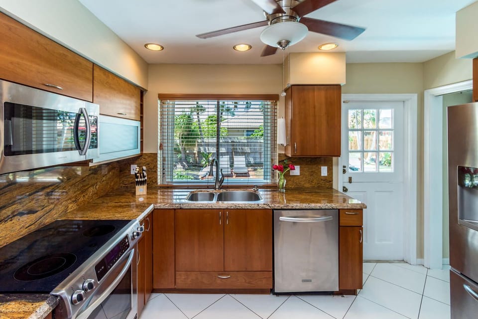 Kitchen with a view of the pool. fully equipped,