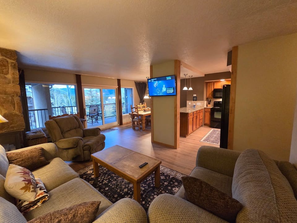 Enjoy the family room w/Roku TV, dining room, and kitchen for your group!