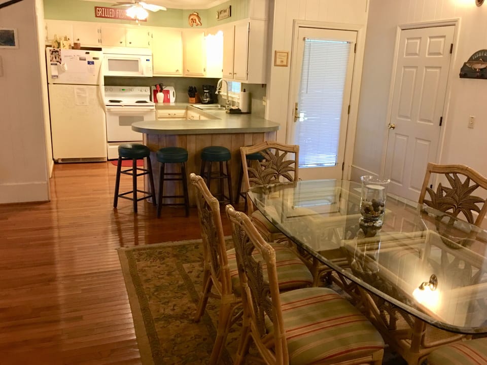 Kitchen / Dining area