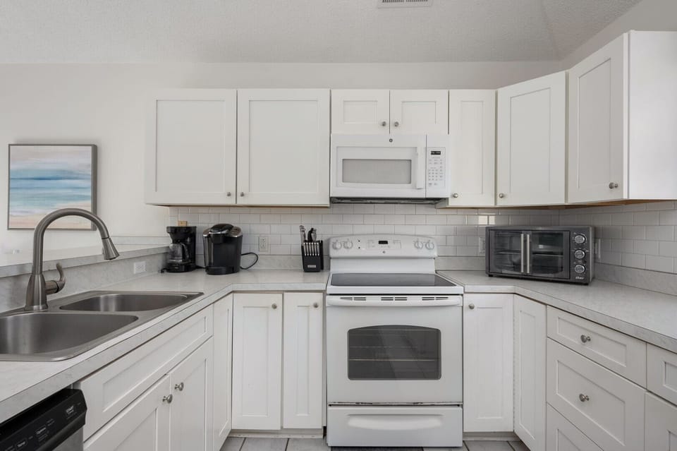 13-web-or-mls-718-Rendezvous-Kitchen-V3