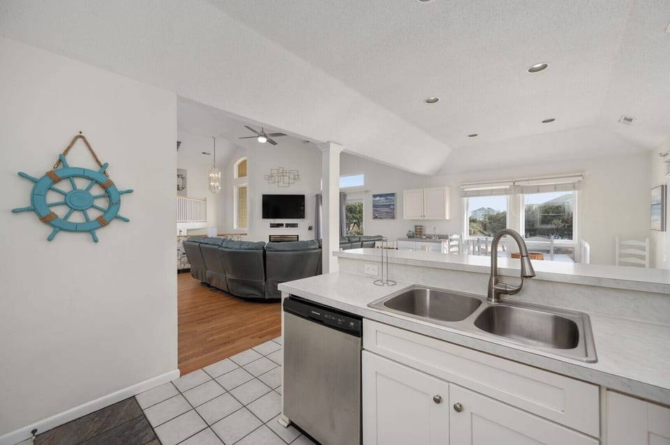 14-web-or-mls-718-Rendezvous-Kitchen-V4