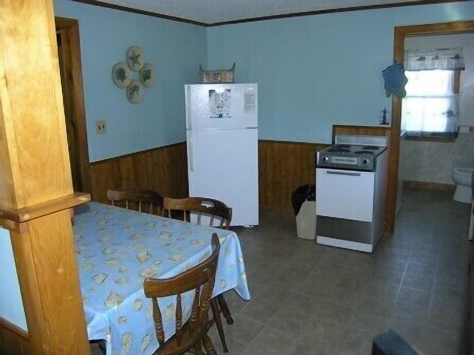 Eat-In Kitchen w/appliances