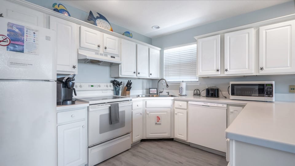 Full Kitchen - Coffee Pot  & Keurig