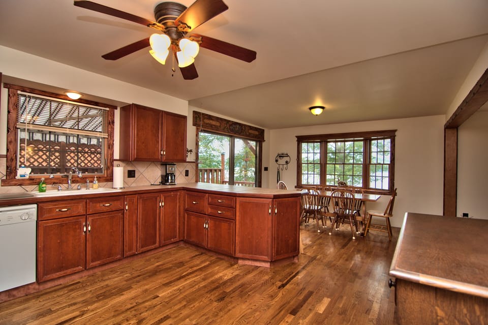 Cottage 1 kitchen/dining area
