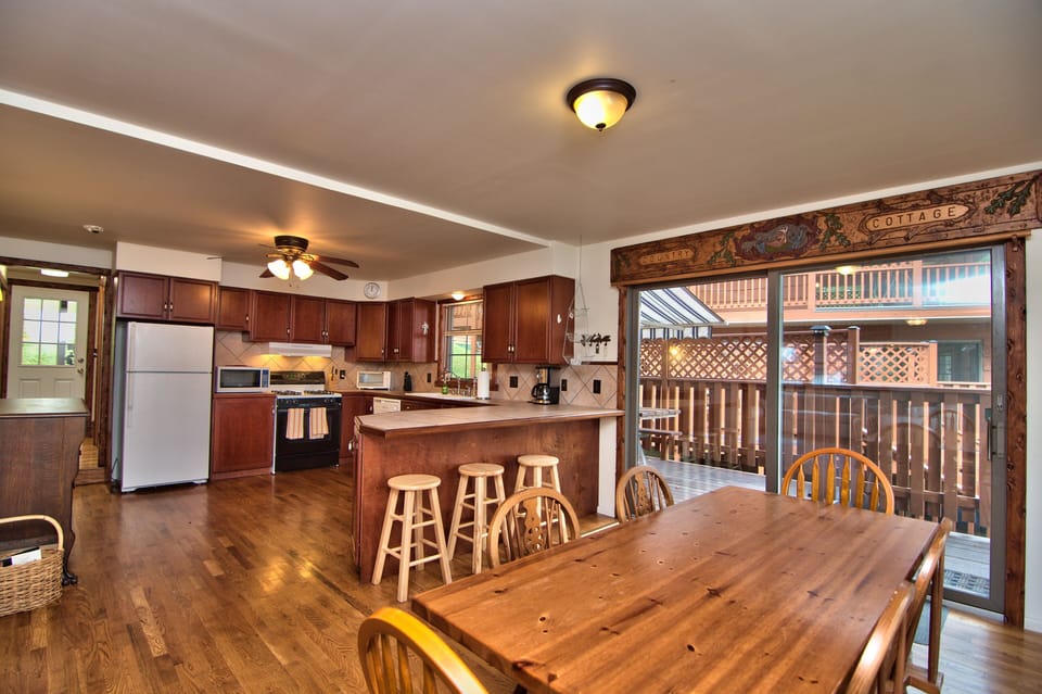 Cottage 1 Dining area