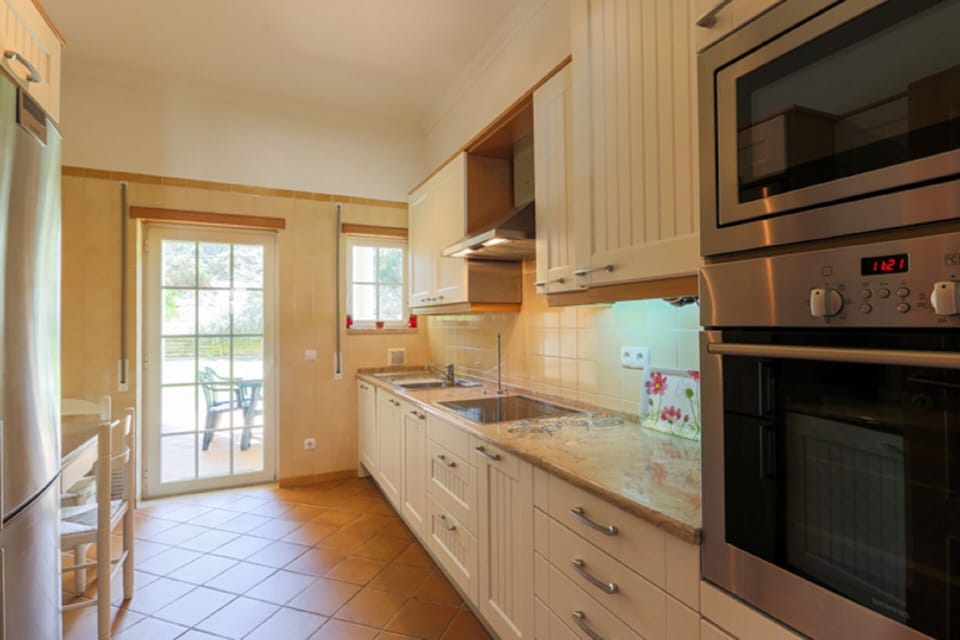 Fully equipped, modern kitchen with direct access to outside eating area