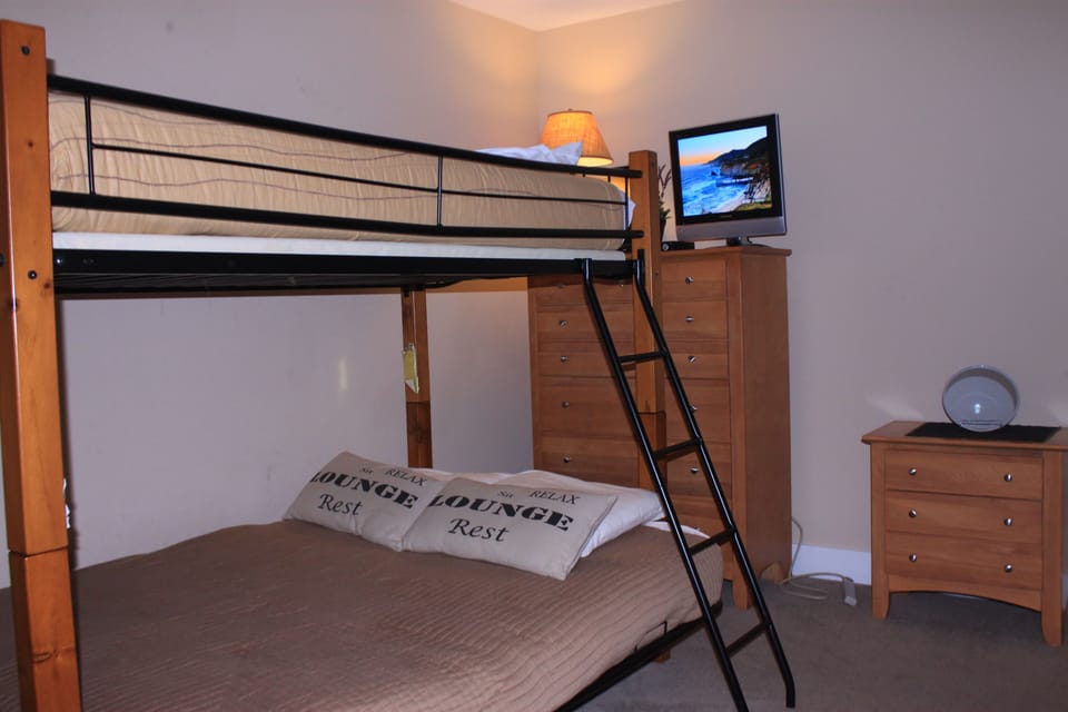 Guest bed full on bottom single on top with TV - Netflix and Amazon