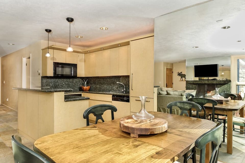 Kitchen / Dining Area
