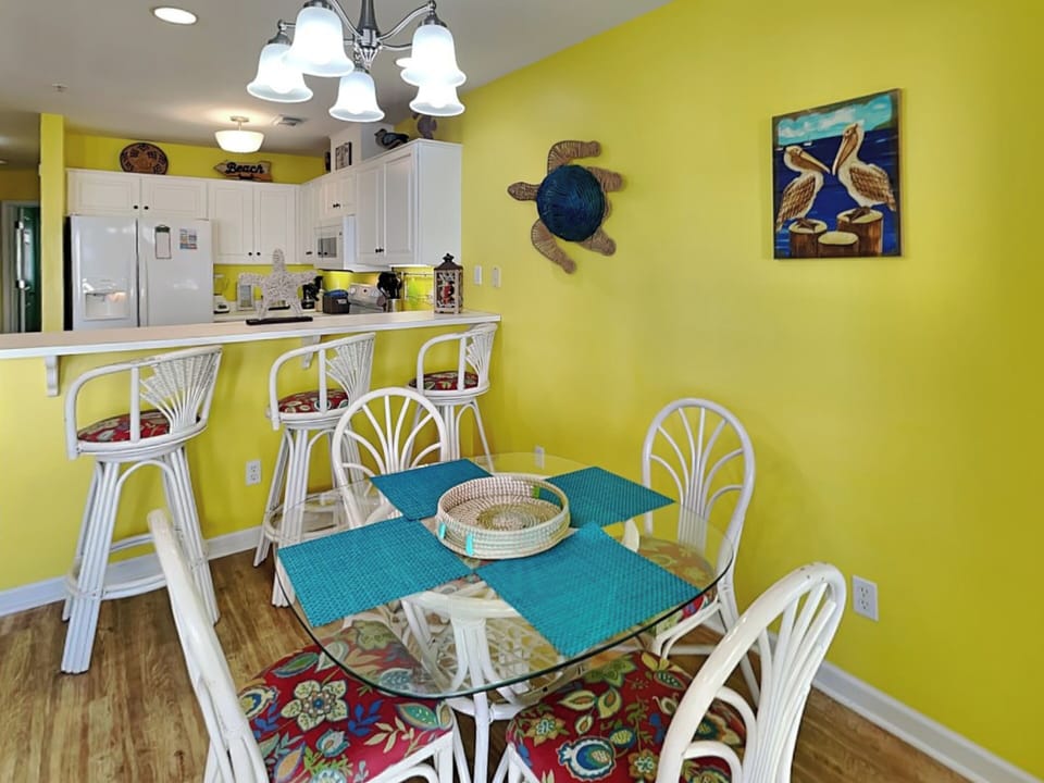 Kitchen & Dining