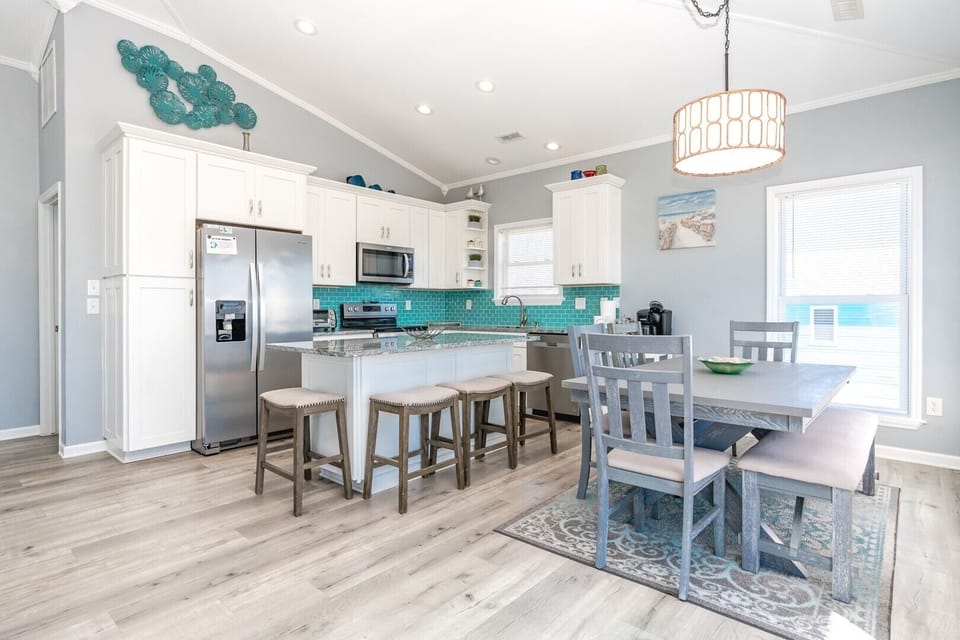Kitchen & Dining Area