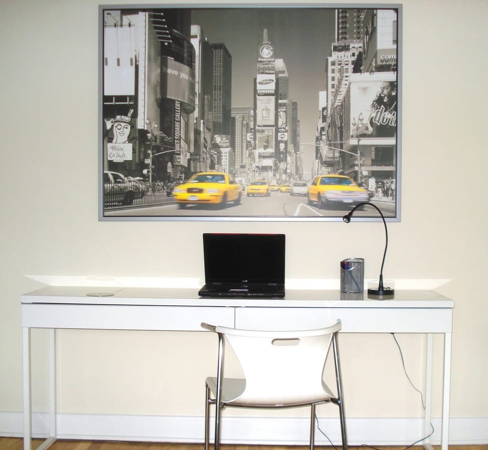 Computer area with work desk in the living room. Comfortable for business stays.