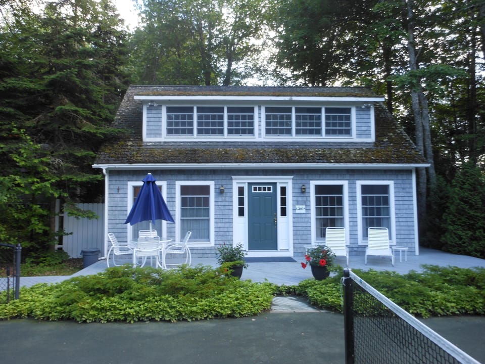 Seasmoke is ideallywaw located between Acadia Nat'l Park & Blue Hill peninsula.