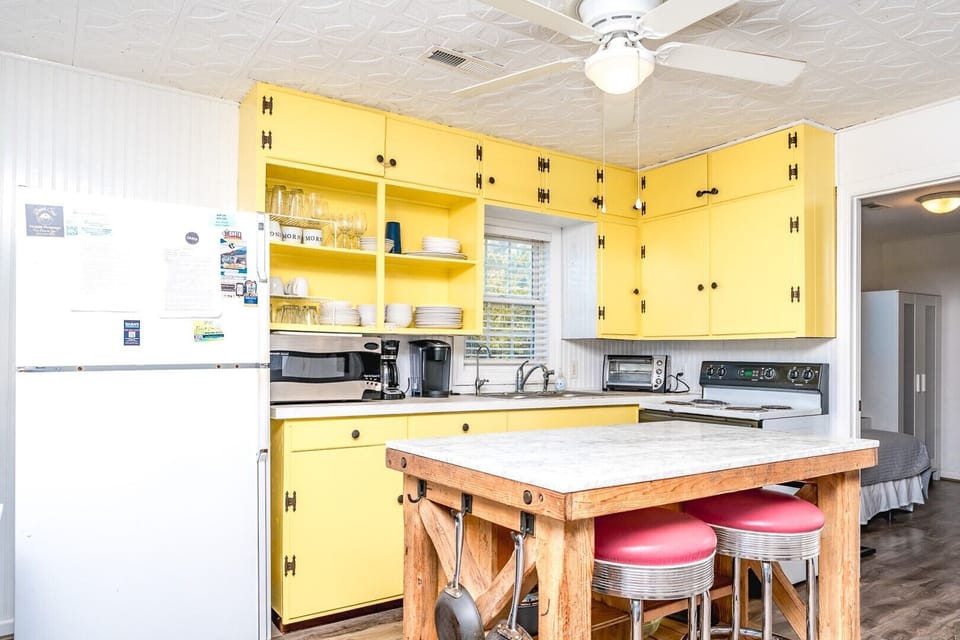 Kitchen with Eat-In Seating