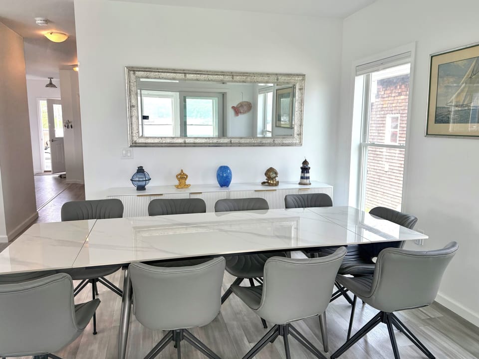 Lovely dining room with plenty of seating
