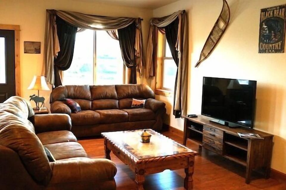 Main/Living Room with views of Yellowstone River and Wild Rose pond
