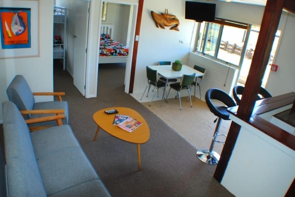 Lounge, Unit 4