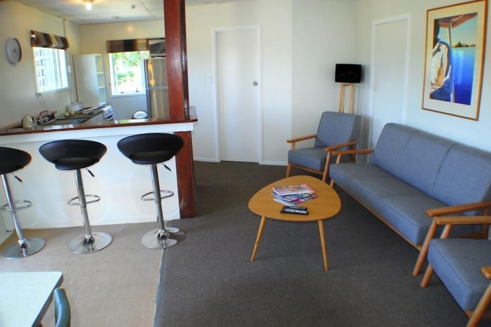 Lounge, Unit 4