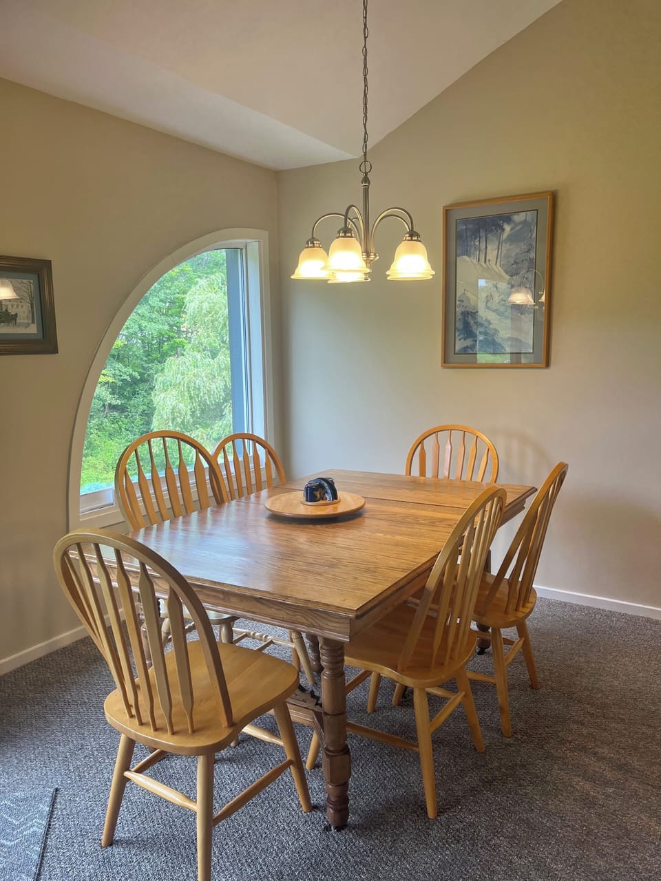 Dining room seats 6.