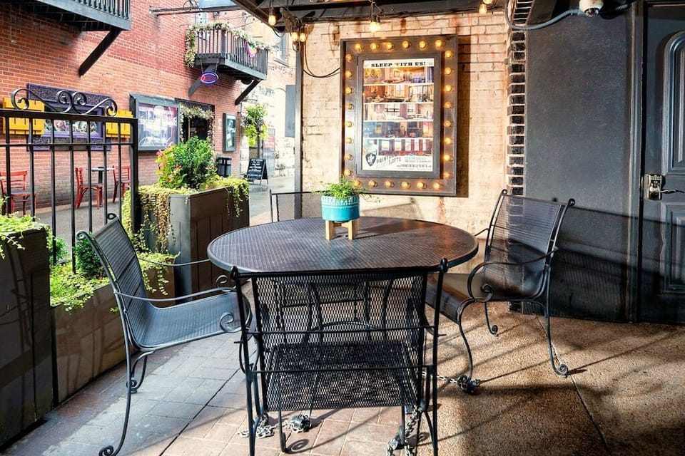 Main entrance Outdoor patio for all guests of Printers Alley Lofts 