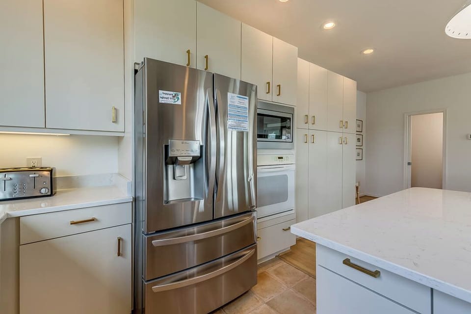 Top-Level Kitchen with Bar (seats 2)
