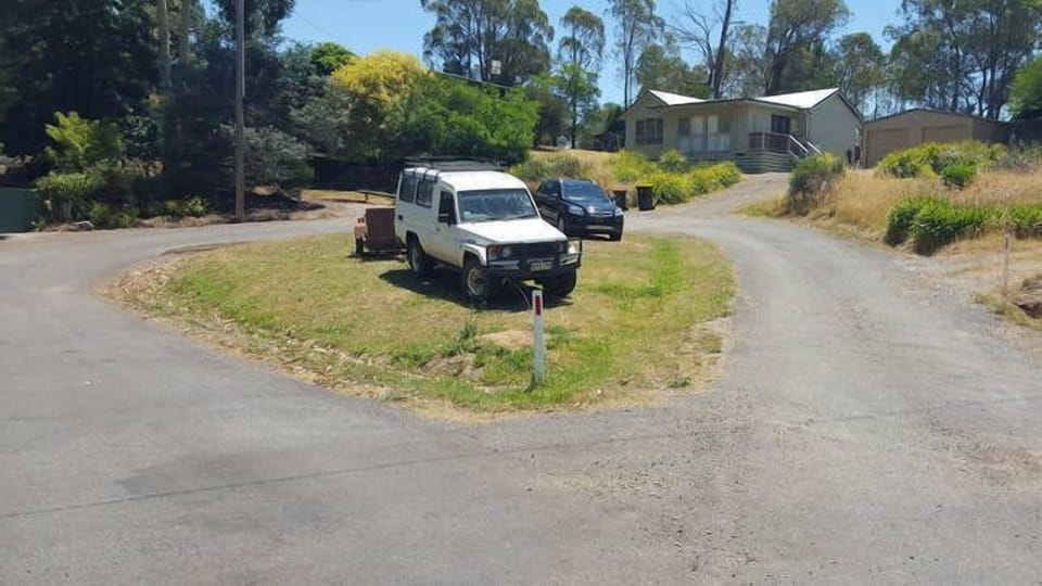 Located in a safe court with plenty of parking for boat if needed