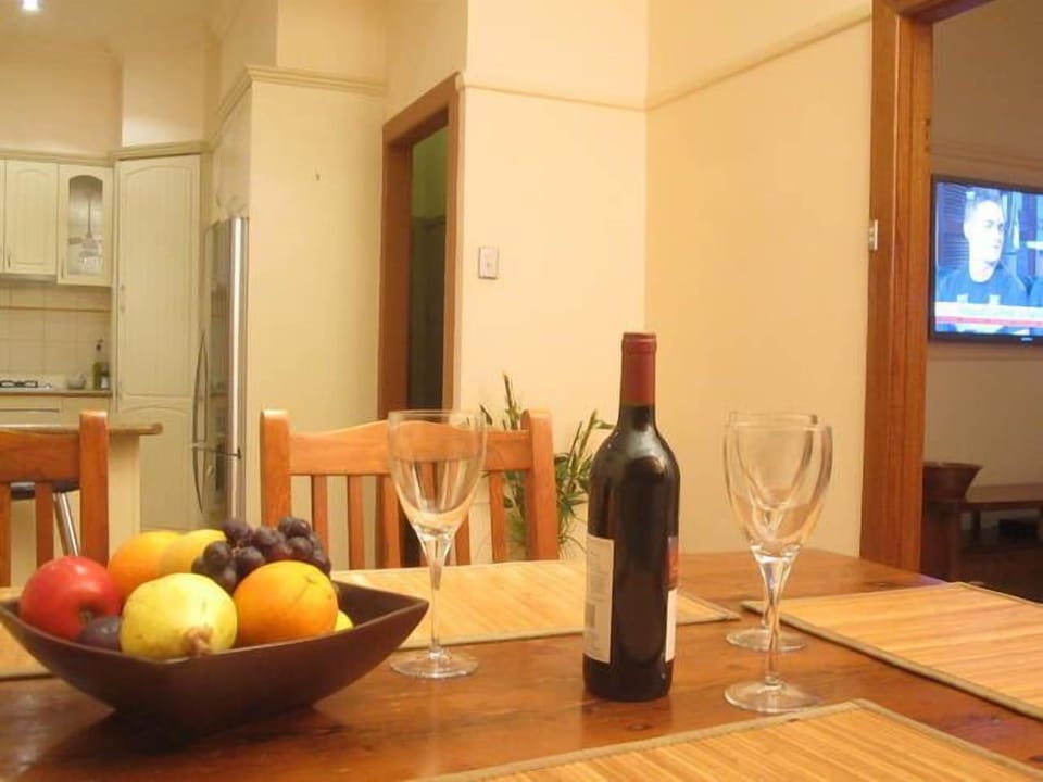 View towards kitchen and entrance to lounge area.