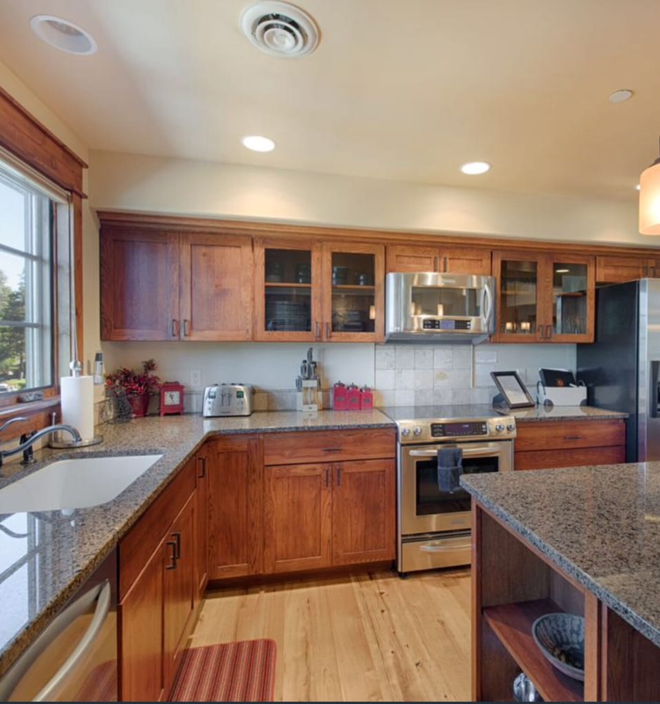 Granite countertops. Lots of work space. Island seating.
